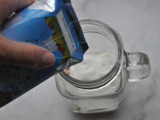 2、早安早餐+营养早餐组合,倒入适量酸奶。