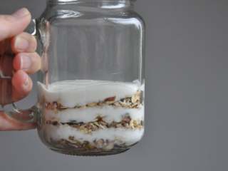 3、早安早餐+营养早餐组合,再根据个人喜好，依次铺上酸奶和麦片。盖上盖子，放入冰箱冷藏过夜。