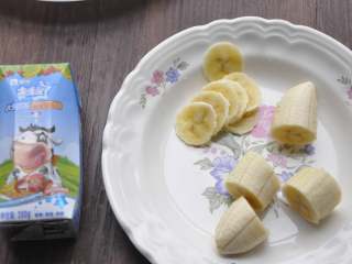 4、早安早餐+营养早餐组合,早上起来，香蕉切段，取中间一段切薄片备用。