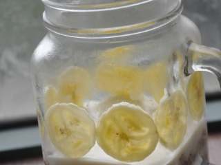 5、早安早餐+营养早餐组合,取出浸泡麦片的杯子，在杯壁上贴上切片的香蕉。