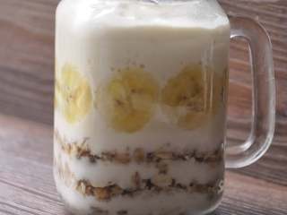 7、早安早餐+营养早餐组合,杯中轻轻倒入搅打好的香蕉酸奶，盖好盖子，冷藏至食用前取出即可。