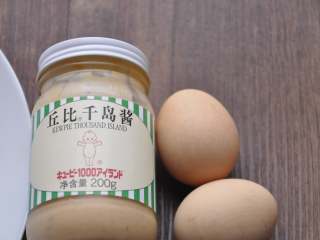 8、早安早餐+营养早餐组合,鸡蛋煮熟放凉备用。根据个人口味准备沙拉酱或千岛酱。