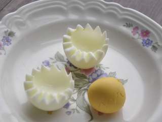 9、早安早餐+营养早餐组合,鸡蛋划锯齿刀对半剖开，分离蛋黄和蛋白。