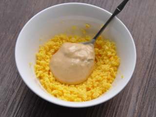 10、早安早餐+营养早餐组合,蛋黄碾碎，加适量千岛酱调味，拌匀。