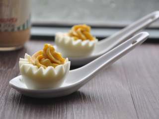 11、早安早餐+营养早餐组合,把拌匀的蛋黄沙拉装入裱花袋，挤到蛋白底座上。