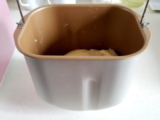 1、~方形披萨,面粉加酵母和水。