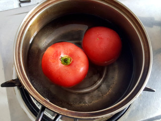 4、~方形披萨,西红柿放在开水里，剥皮。