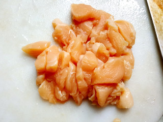 5、~方形披萨,鸡胸肉切小块。