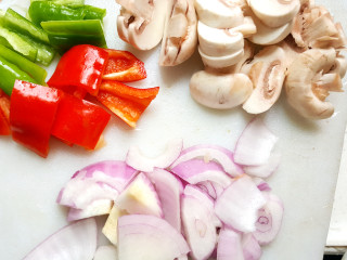 6、~方形披萨,食材切块。