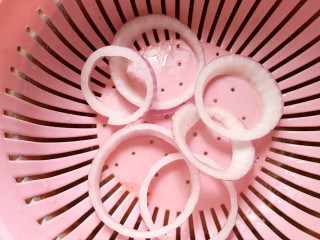 7、~方形披萨,切几个洋葱圈。