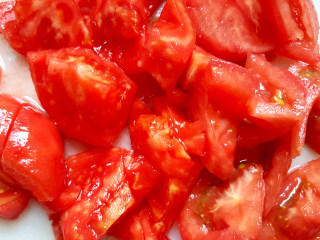 8、~方形披萨,西红柿去皮后切块。