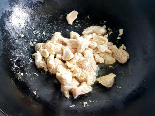 9、~方形披萨,锅中放油，放入鸡块，煸炒至白色，放料酒。