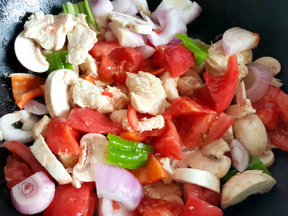 11、~方形披萨,再加入西红柿，翻炒几下。