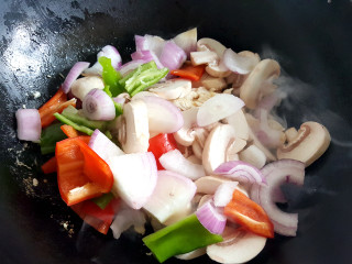 10、~方形披萨,随后放入洋葱，青红辣椒，蘑菇，煸炒几下。