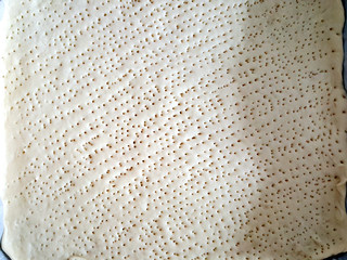 16、~方形披萨,随后用叉子在饼皮上扎通气孔。