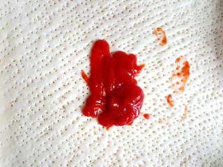 17、~方形披萨,放上番茄沙司。