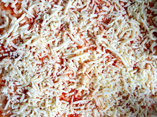 19、~方形披萨,放一层芝士。