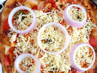 23、~方形披萨,放上洋葱圈，再进烤箱烤五分钟。