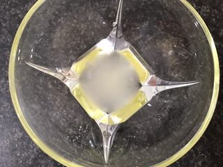 2、肉松司康(酵母版),若手揉面团的话用温水融解糖。