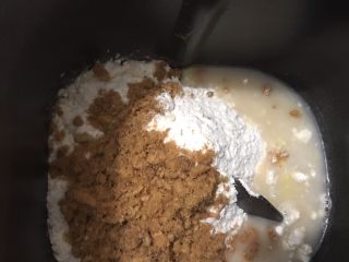 6、肉松司康(酵母版),我用面包机揉的，此时把所有料都倒入面包机揉面团程序揉15分钟左右成光滑面团取出。手揉的话此时可以把液体材料放入面粉中开始揉。