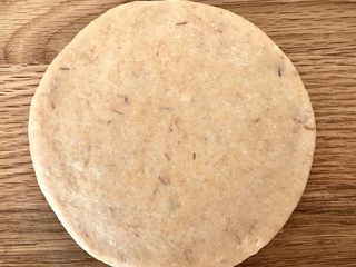 9、肉松司康(酵母版),压扁，可以用橄面杖压到1厘米厚。