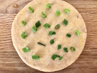 11、肉松司康(酵母版),洒上葱花。