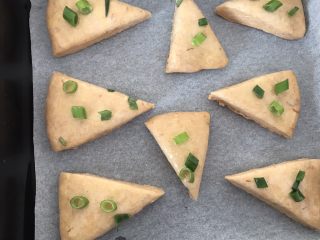 13、肉松司康(酵母版),放入烤盘，预热烤箱185度10分钟，正好醒下司康。