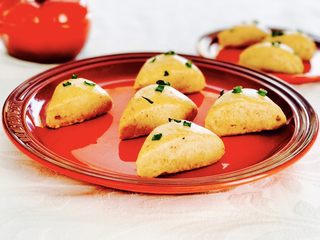 14、肉松司康(酵母版),入烤箱中层烤十五分钟，乘热吃，逢松柔软很好吃。