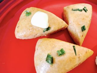 15、肉松司康(酵母版),也可以淋上沙拉酱，也很好吃。