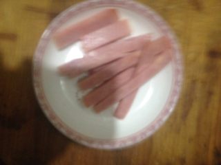 1、鸡蛋火腿卷,鸡蛋打成蛋液后混合盐，面粉。具体操作参照前一篇鸡蛋披萨做法。火腿切成小条