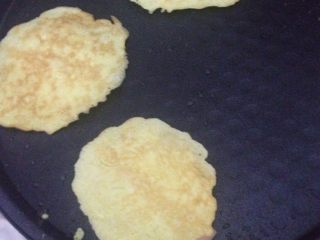 3、鸡蛋火腿卷,翻个煎一下就可以出锅了