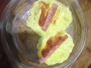 4、鸡蛋火腿卷,刷一层番茄酱。撒一点肉松。趁热卷起来