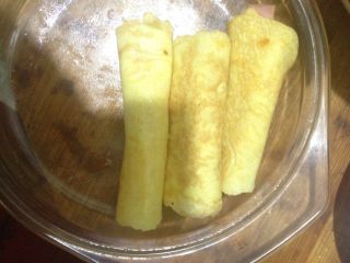 5、鸡蛋火腿卷,就这样卷起来就可以了