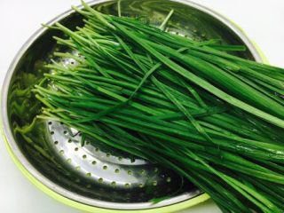 1、春节初二回娘家三鲜卤面四拌菜之一  摊黄菜,韭菜摘干净，去掉老梗，用淡盐水浸泡20分钟，清洗干净，沥干水分备用。
