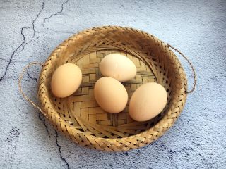 3、春节初二回娘家三鲜卤面四拌菜之一  摊黄菜,备好鸡蛋4个。