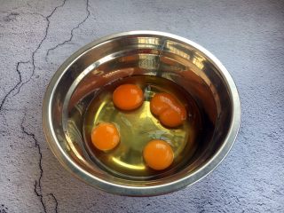 4、春节初二回娘家三鲜卤面四拌菜之一  摊黄菜,将鸡蛋磕入小盆中。