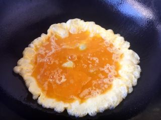 9、春节初二回娘家三鲜卤面四拌菜之一  摊黄菜,当油温七、八成热时放入鸡蛋液。