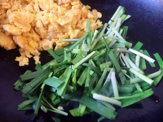 11、春节初二回娘家三鲜卤面四拌菜之一  摊黄菜,把炒好的鸡蛋盛出备用，或者把炒好的鸡蛋扒在锅的一边，用炒鸡蛋剩下的油炒韭菜，翻炒2或者3下就可以，把韭菜的香味炒出来就好了。