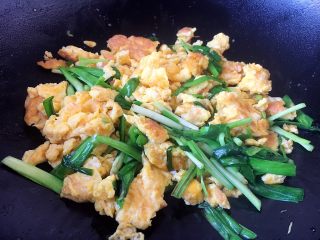 13、春节初二回娘家三鲜卤面四拌菜之一  摊黄菜,将炒好的鸡蛋和韭菜炒在一起。