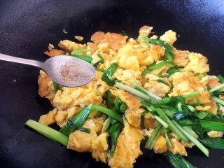 14、春节初二回娘家三鲜卤面四拌菜之一  摊黄菜,最后放入少许的香菇粉提香即可。