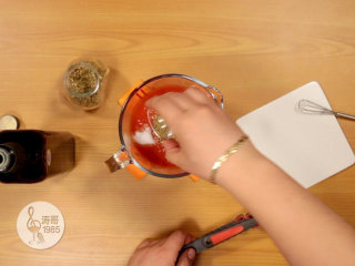 21、金枪鱼披萨,味道鲜美,馅料十足,根据个人口味加入适量盐调味,要注意的是金枪鱼本身挺咸的了