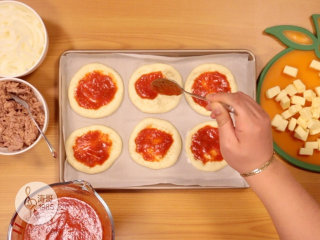 27、金枪鱼披萨,味道鲜美,馅料十足,依次先把之前调好味的披萨酱盛到小披萨上抹抹平