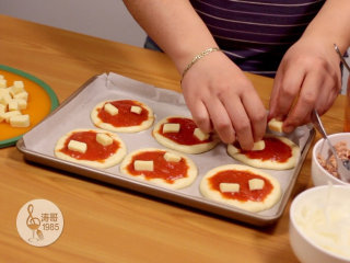 28、金枪鱼披萨,味道鲜美,馅料十足,再放两块马苏里拉芝士,两块就可以,不要太多