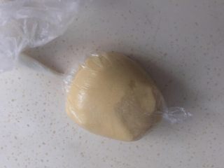 3、奥利奥蛋黄月饼（50克）,然后把以上材料糅合，成光滑面团后包保鲜袋静置1小时。