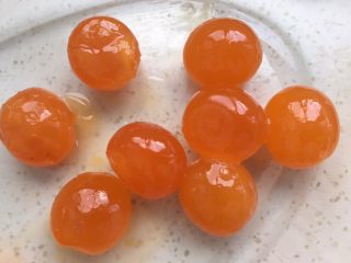 5、奥利奥蛋黄月饼（50克）,准备8个咸蛋黄，做月饼的咸蛋黄一定要硬一点的，保证出油。