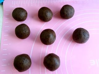 7、奥利奥蛋黄月饼（50克）,然后用奥利奥馅包住蛋黄，搓成圆球形状。