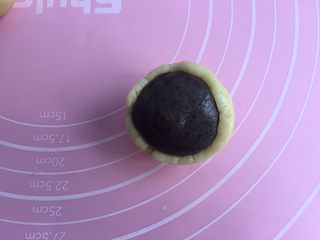 10、奥利奥蛋黄月饼（50克）,然后手沾点油，把饼皮捏成小圆包裹住馅料圆球，往上推。