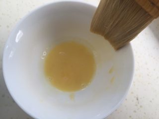 13、奥利奥蛋黄月饼（50克）,蛋黄一个和10克水调匀，用羊毛刷沾一丁点，涂在月饼花纹表明即可。涂好后，月饼放入烤箱中层继续烤10分钟出炉。