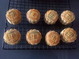 14、奥利奥蛋黄月饼（50克）,拿出后立马放到烤架上晾凉。