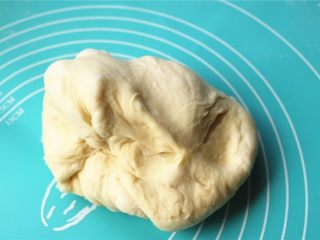 7、培根田园披萨,发酵好的面团，排出其中的大气泡，静置一小会。